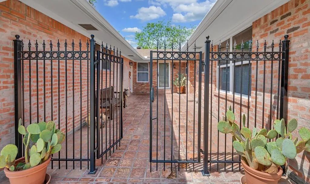 209 County Road 1764, Clifton
