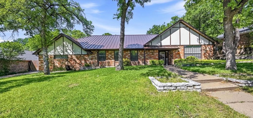 1509 Schumac Lane, Bedford