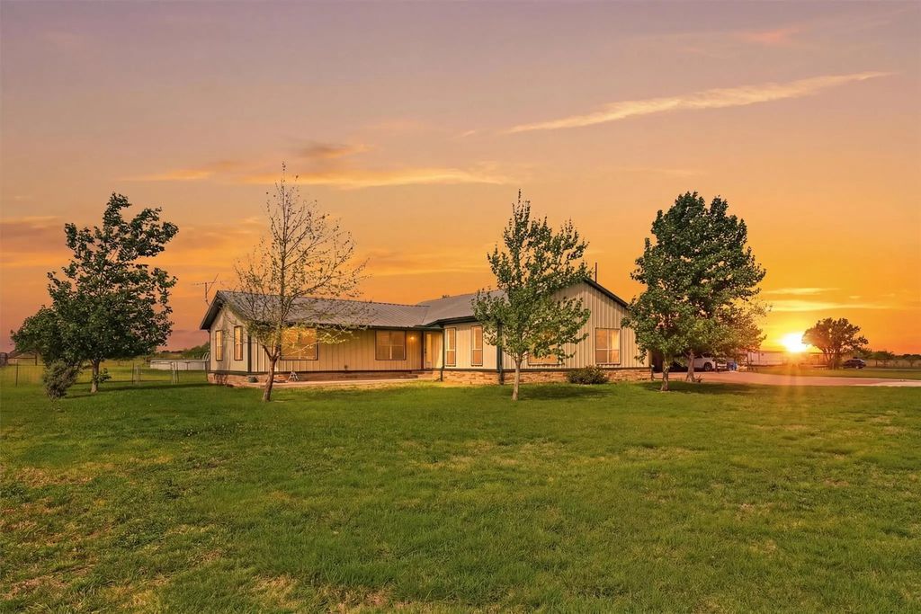 10208 County Road 418, Grandview