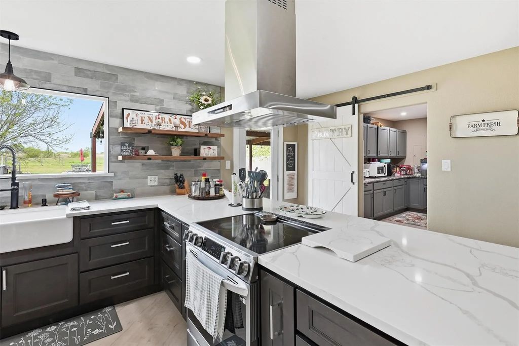 10208 County Road 418, Grandview