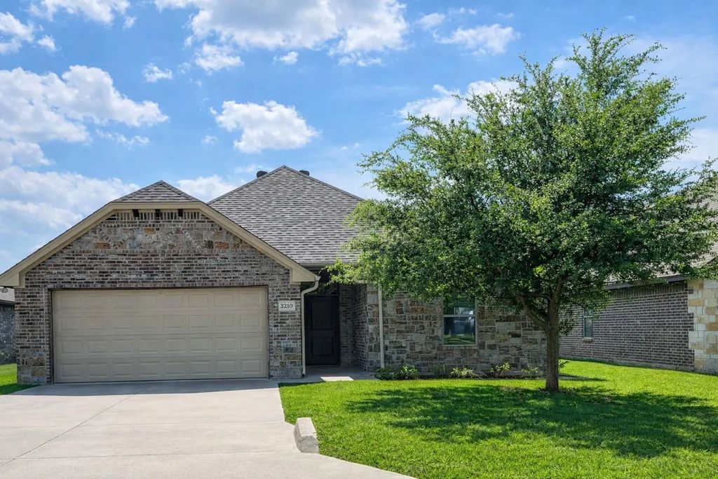 3210 Main Street, Granbury