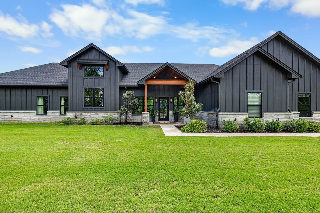 1411 County Road 3424, Bridgeport