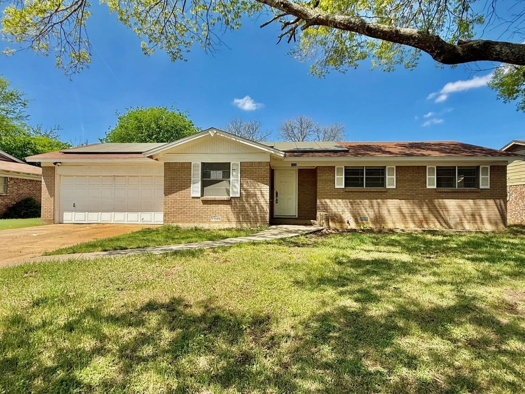 1114 Davis Street, Cleburne