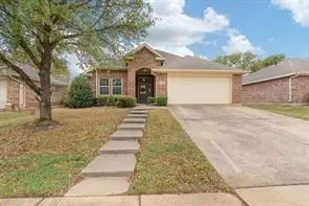 1002 Hidden Oaks Drive, Burleson