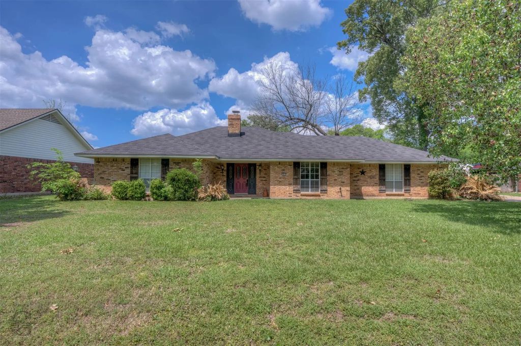 1911 Landau Lane, Bossier City