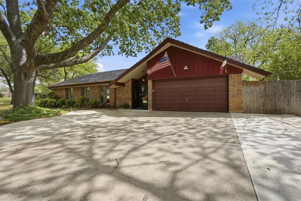 1233 Greenbriar Lane, Cleburne