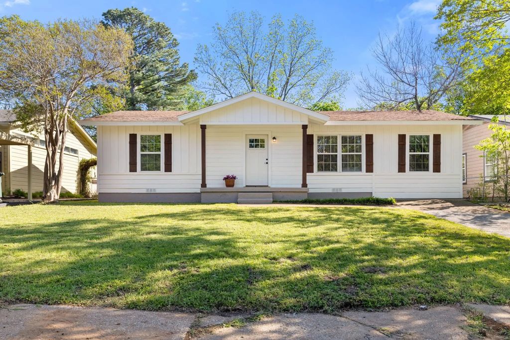 1104 Redbud Street, Denison