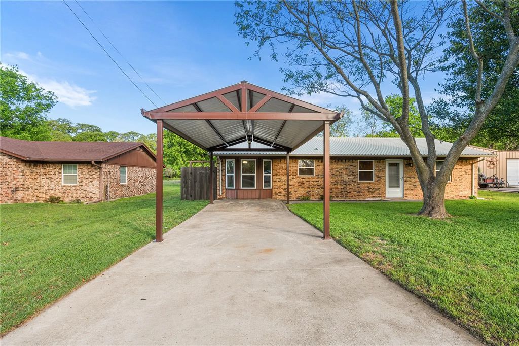 104 Chisholm Street, Saint Jo