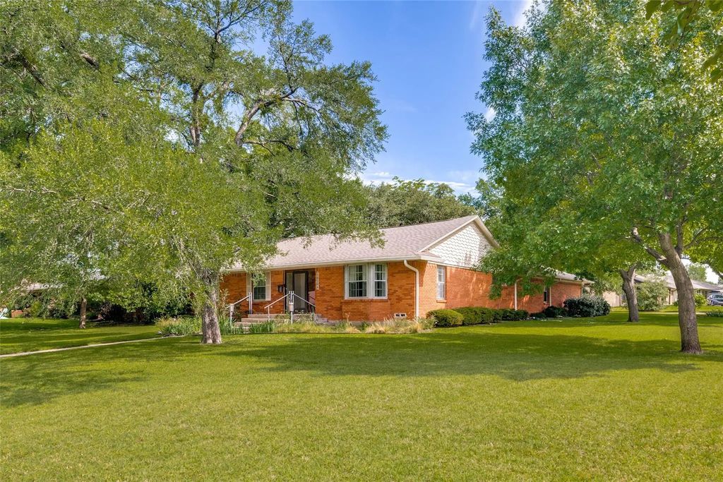 10208 Plummer Drive, Dallas