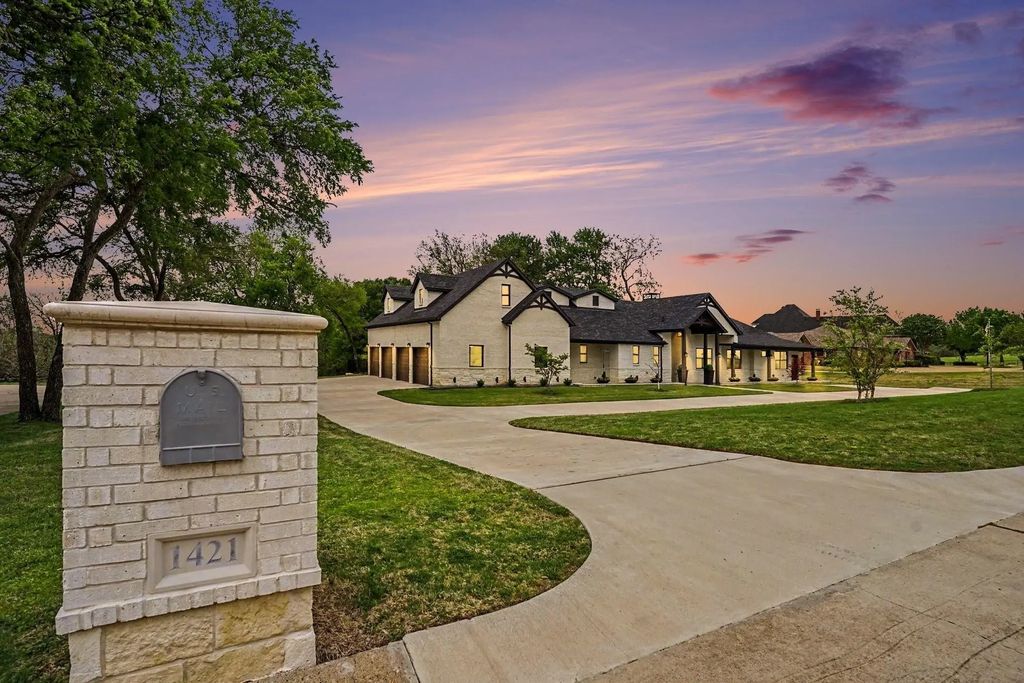 1421 Red Oak Circle, Farmersville