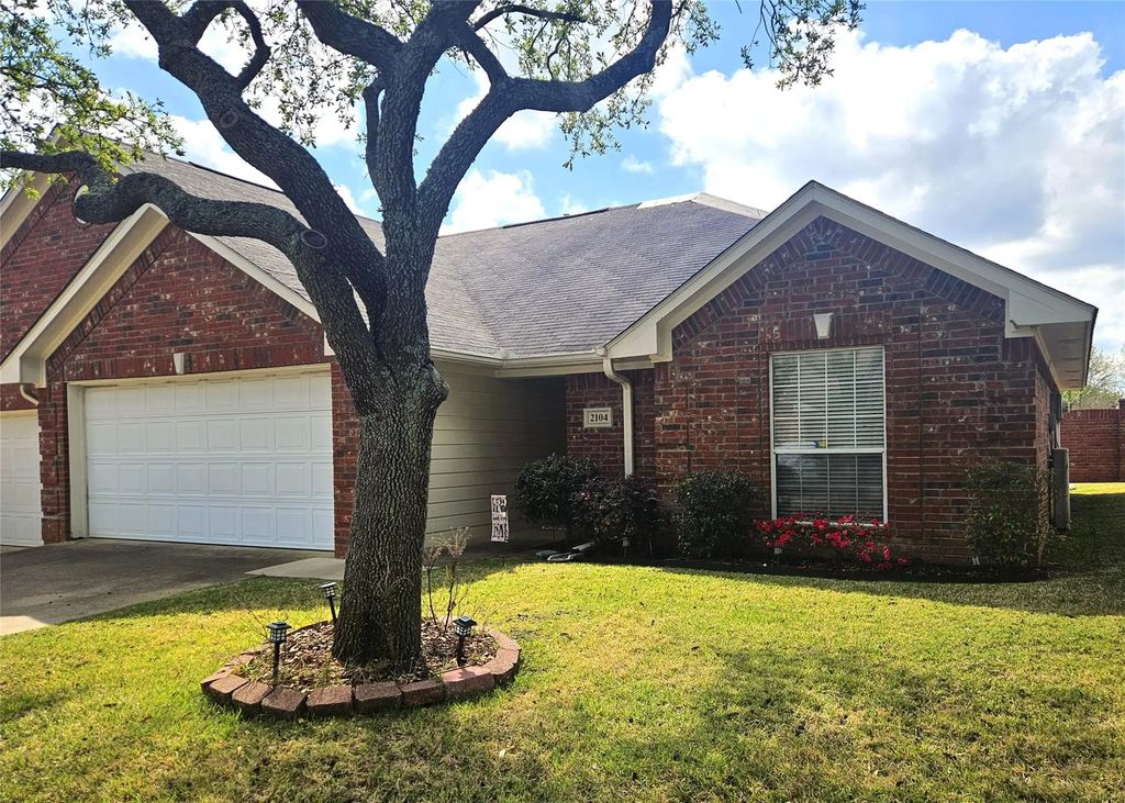 5401 Hollytree Drive 2104, Tyler