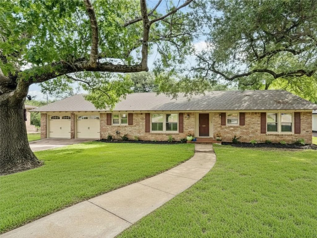 2325 Wooded Acres, Waco