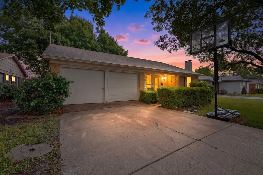 12226 Brisbane Avenue, Farmers Branch