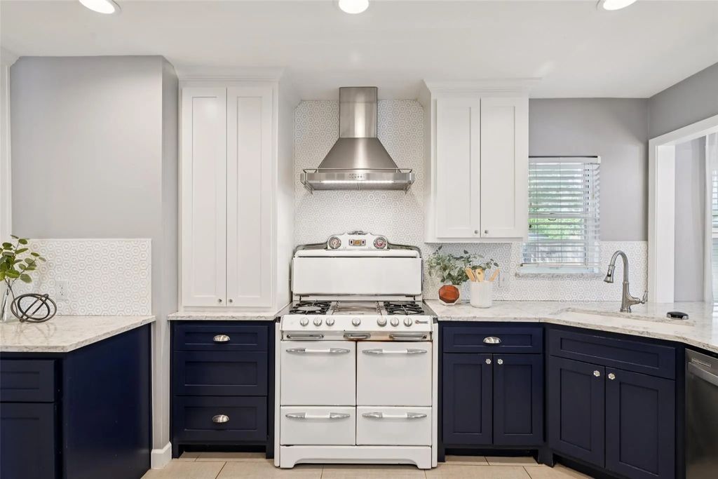 2403 W Colorado Boulevard, Dallas