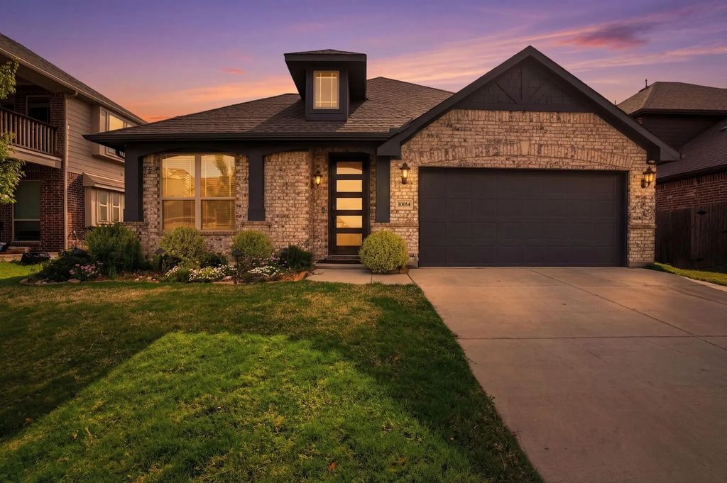 10004 White Pine Drive, Fort Worth