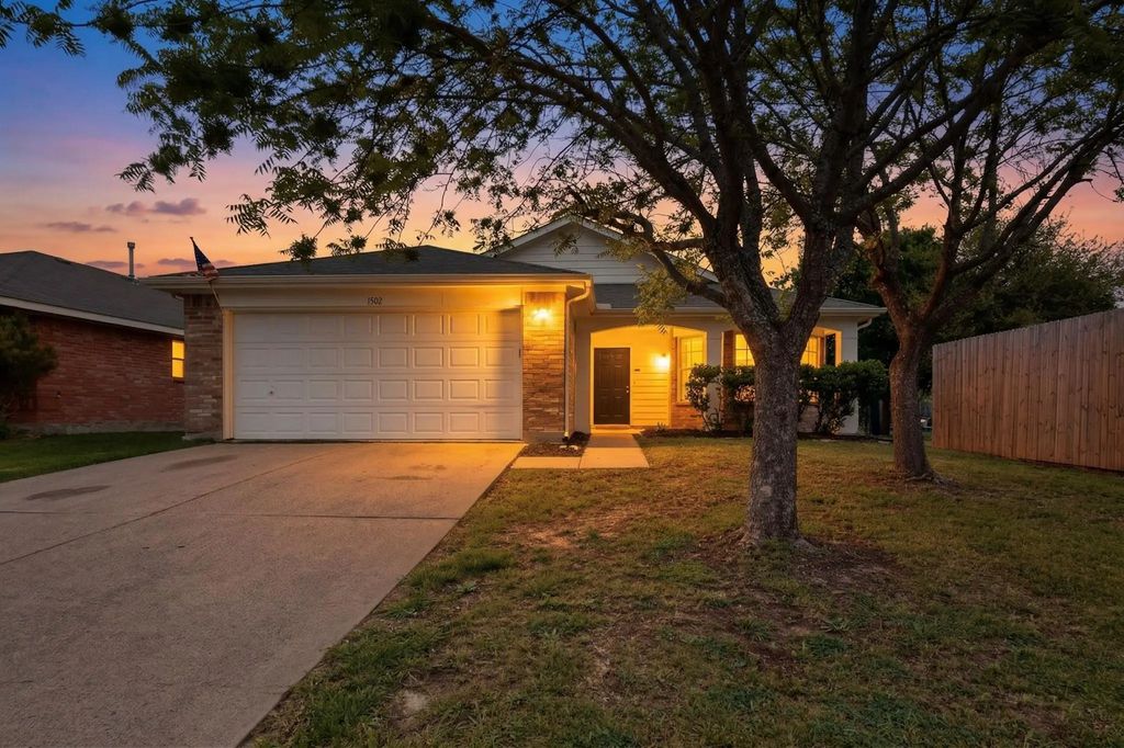 1502 Warrington Way, Forney
