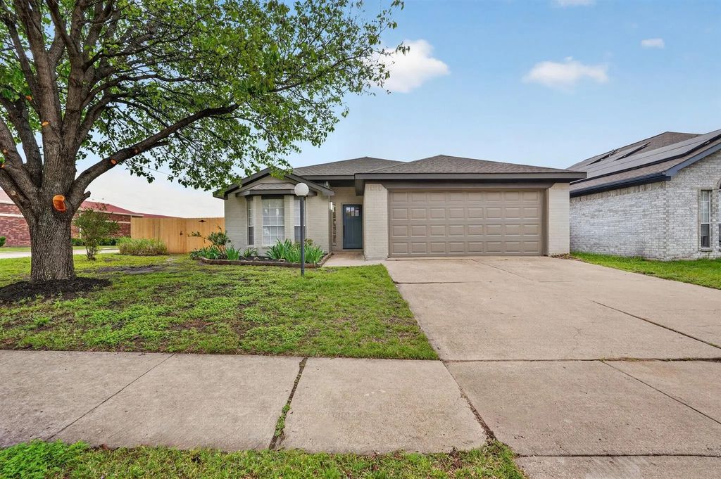 8194 Waterside Trail, Fort Worth