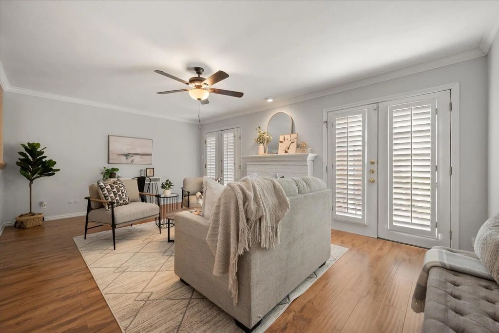 1229 Roaring Springs Road, Fort Worth