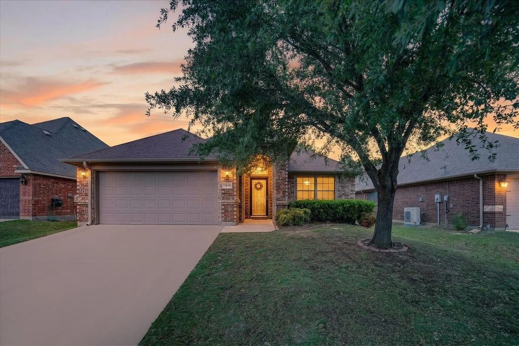 9808 Mullins Crossing Drive, Fort Worth
