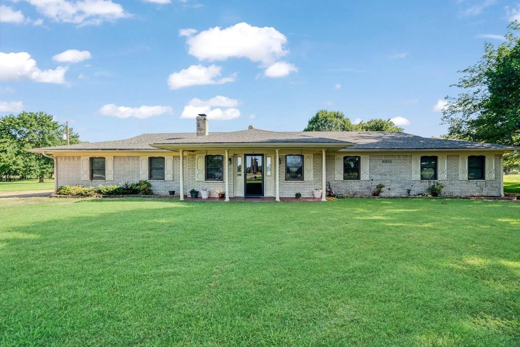 6951 Farm Road 1499, Sumner