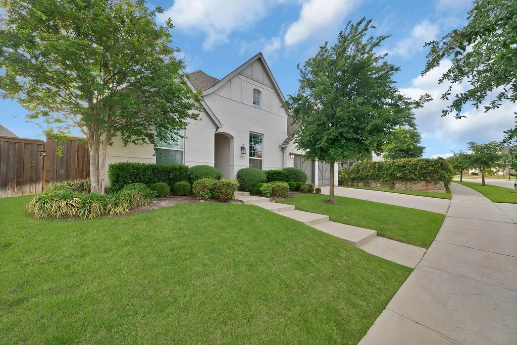 2012 Roundtree Circle E, Fort Worth