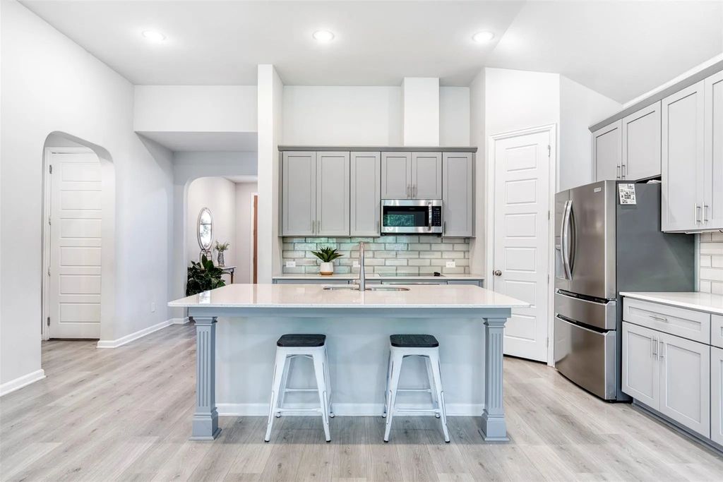 2012 Pacific Avenue, Anna