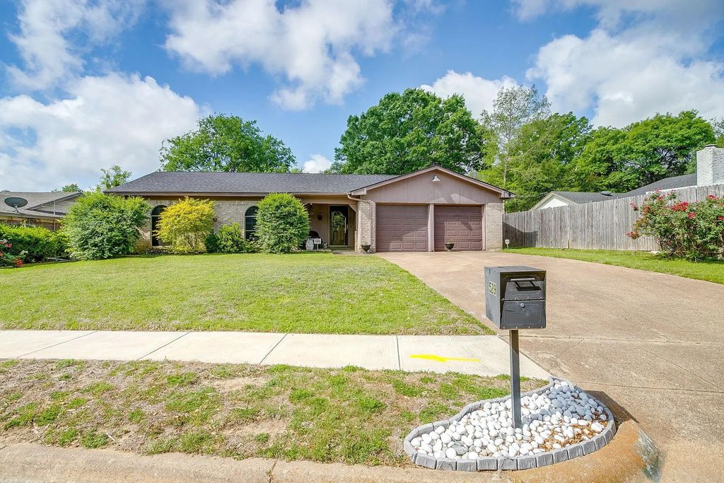 529 Jayellen Avenue, Burleson