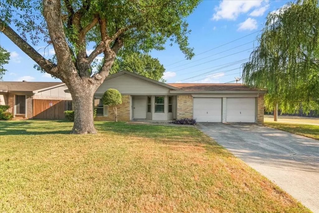 2709 Willow Bend, Bedford