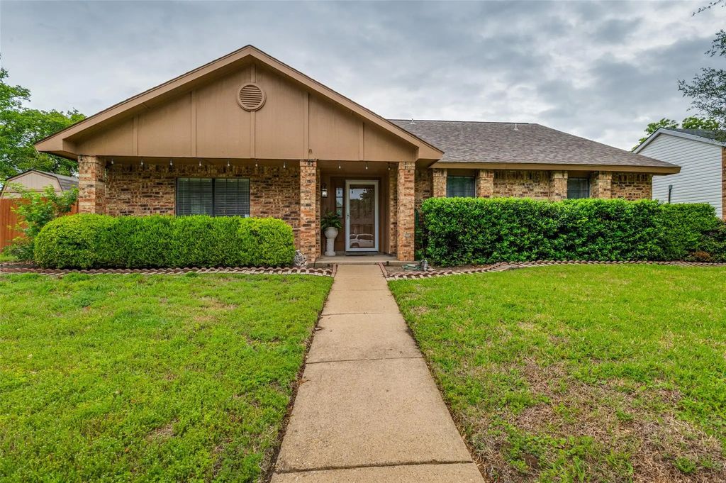 402 Chestnut Drive, Grand Prairie