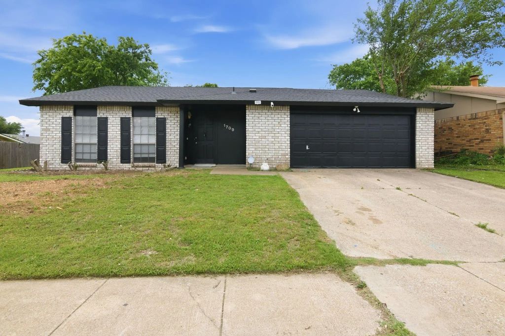 1709 Country Manor Road, Fort Worth