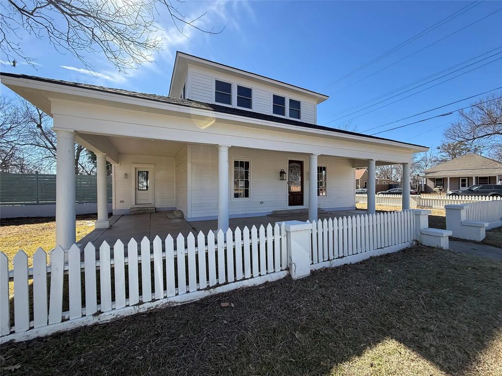 202 Throckmorton Street, Weatherford