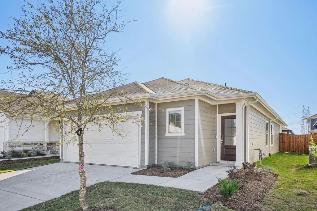 822 Sunflower, Lavon