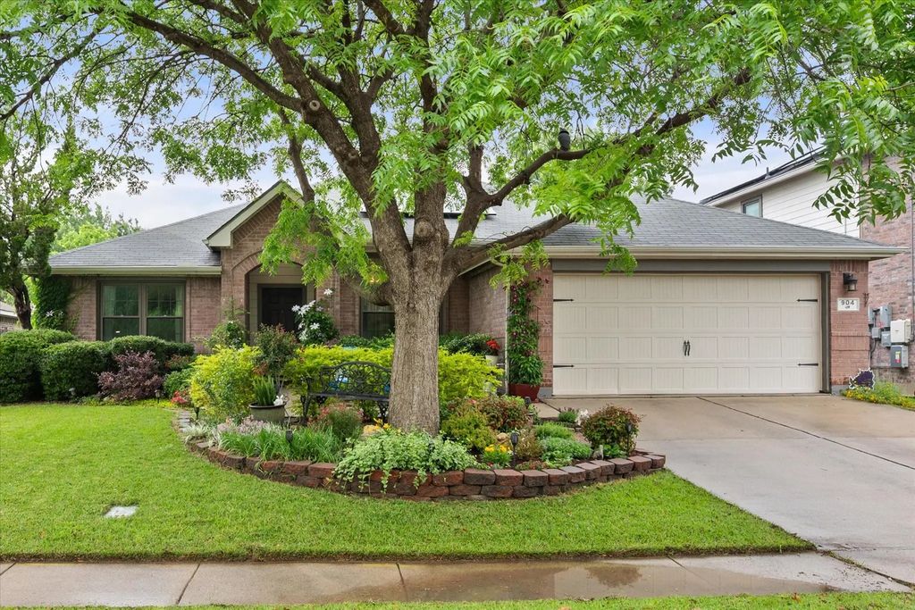 904 Lindstrom Drive, Fort Worth