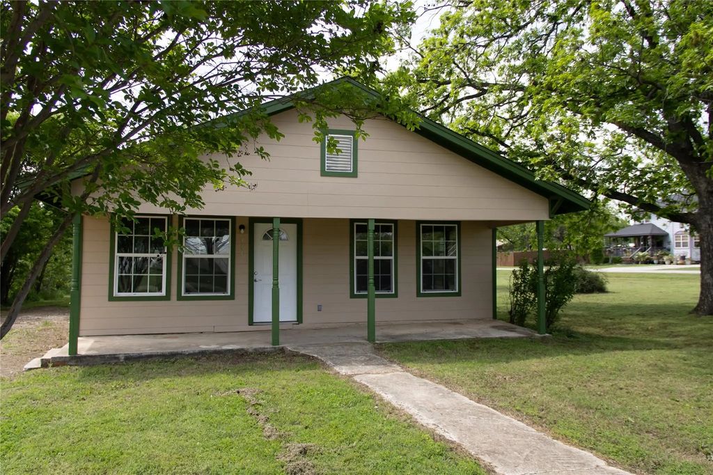 311 Spann Street, Bangs
