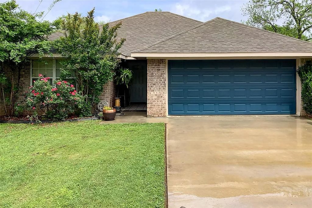 2409 W Walker Street, Denison