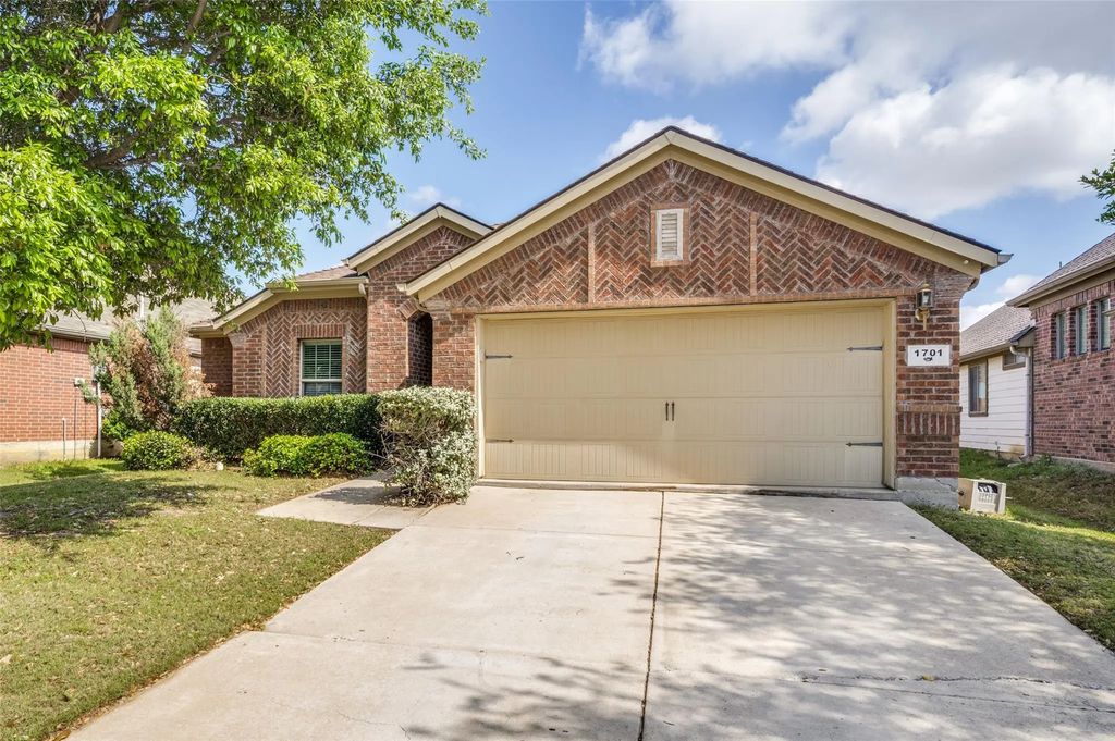 1701 Sparrow Lane, Aubrey