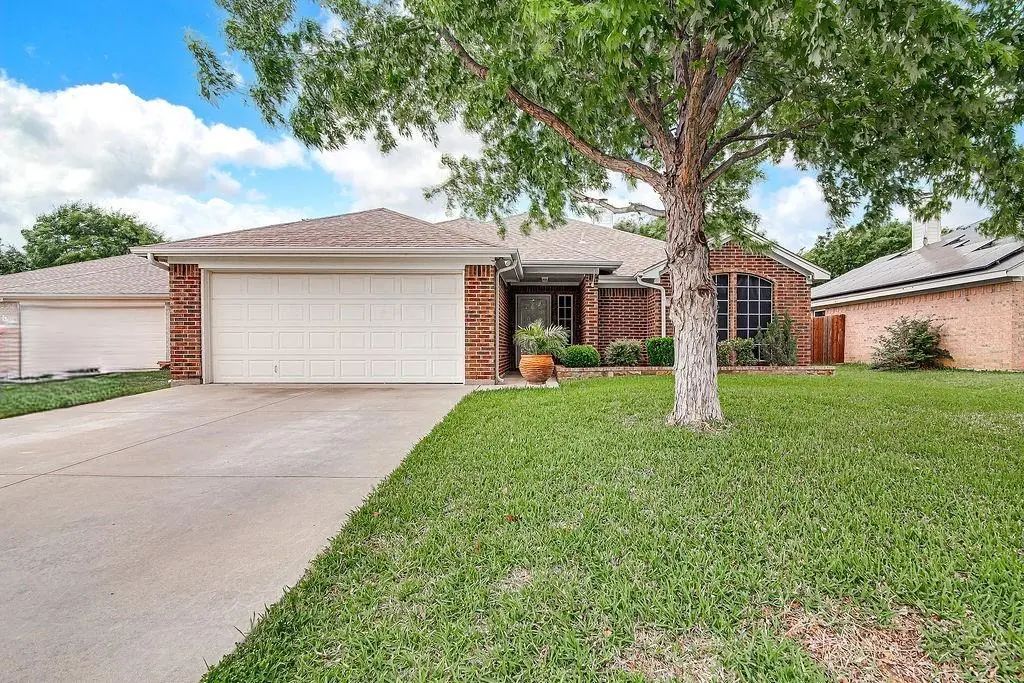 729 Tanglewood, Burleson