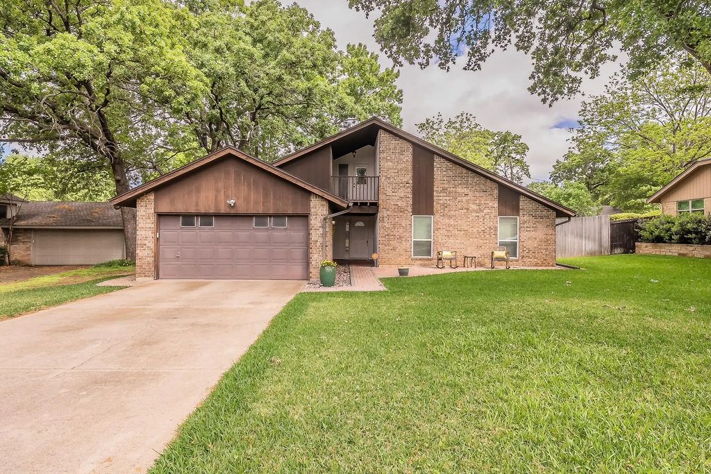 2003 Edgebrook Court, Arlington