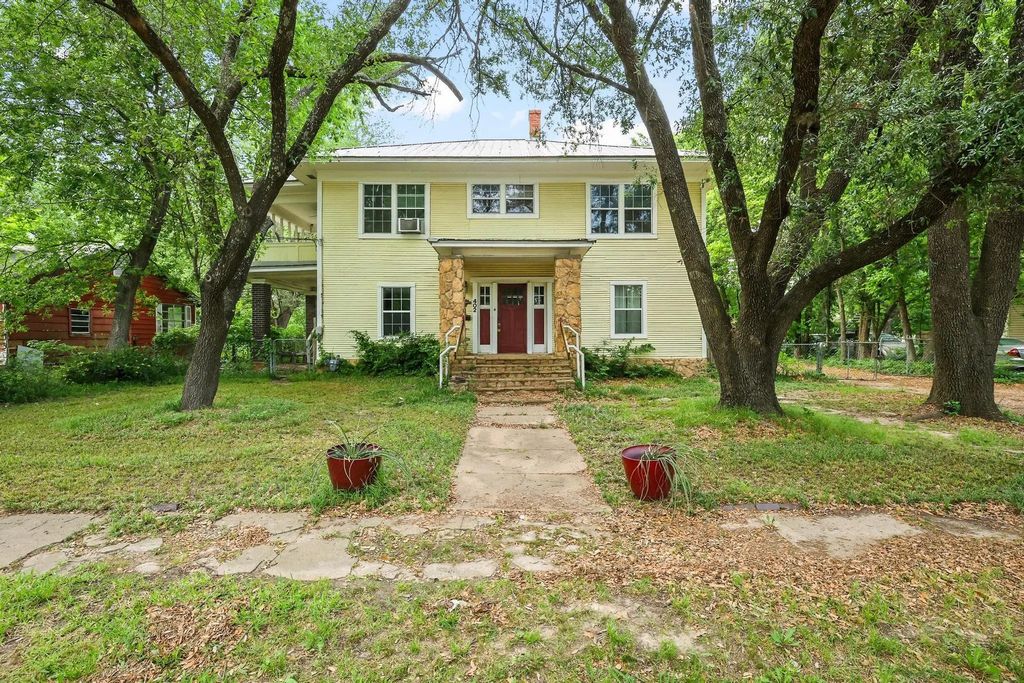 402 W Main Street, Ladonia