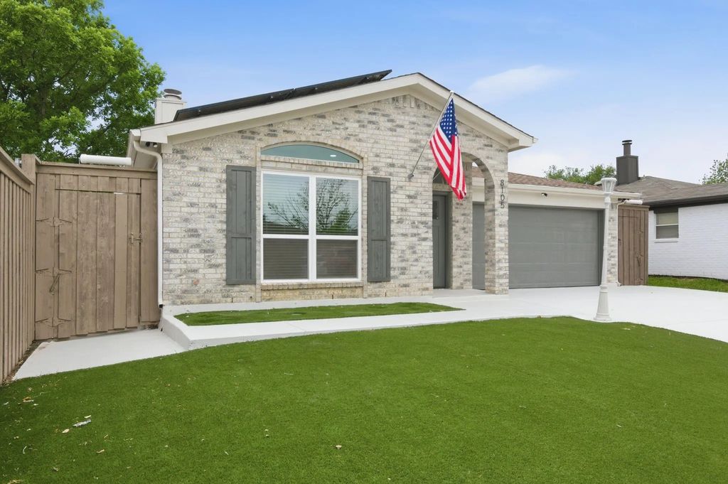 8105 Spruce Valley Drive, Fort Worth