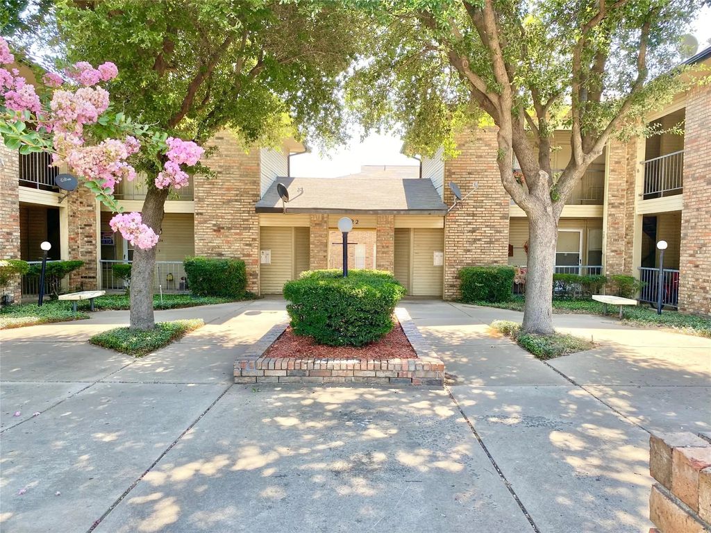 222 N Center Street 202, Grand Prairie