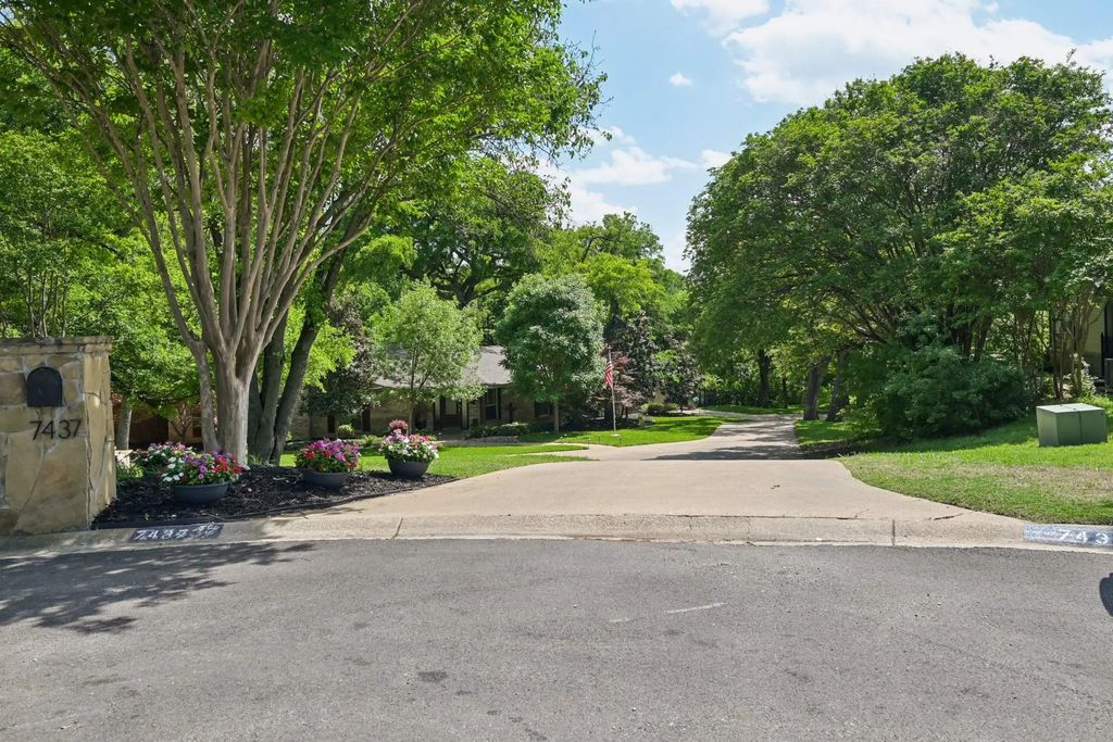 7437 Lochwood Court, Fort Worth