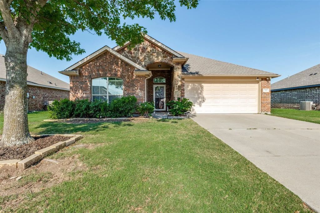 203 Commonwealth Circle, Waxahachie