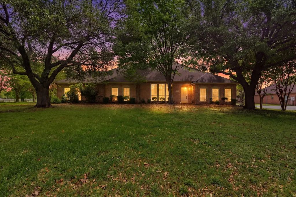 270 Brookbend Drive, Waxahachie