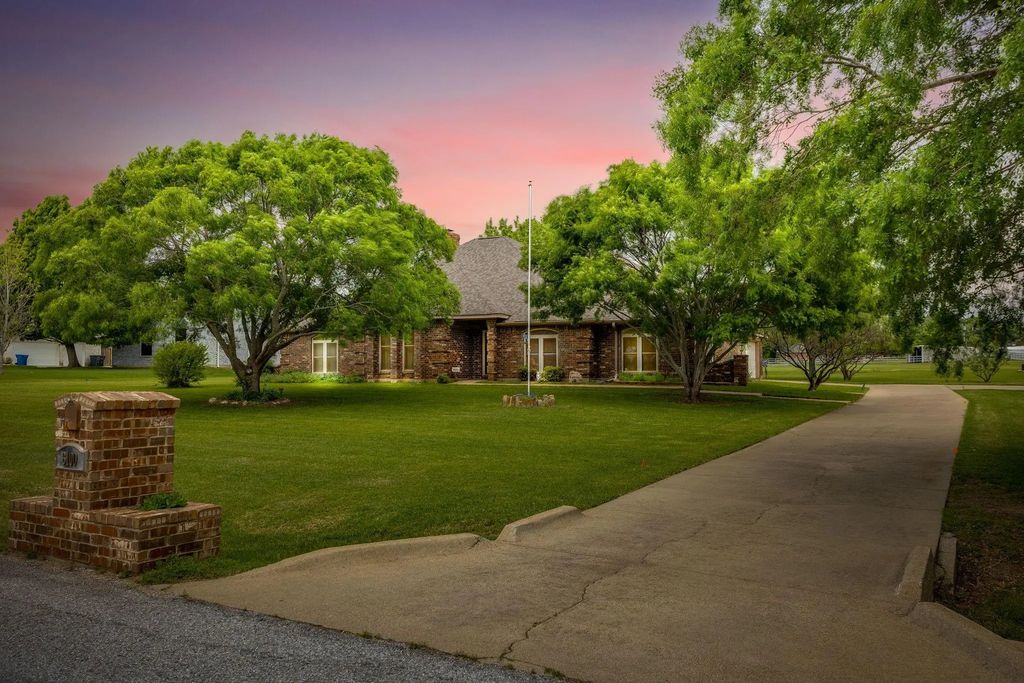 6100 Autumn Breeze Circle, Fort Worth