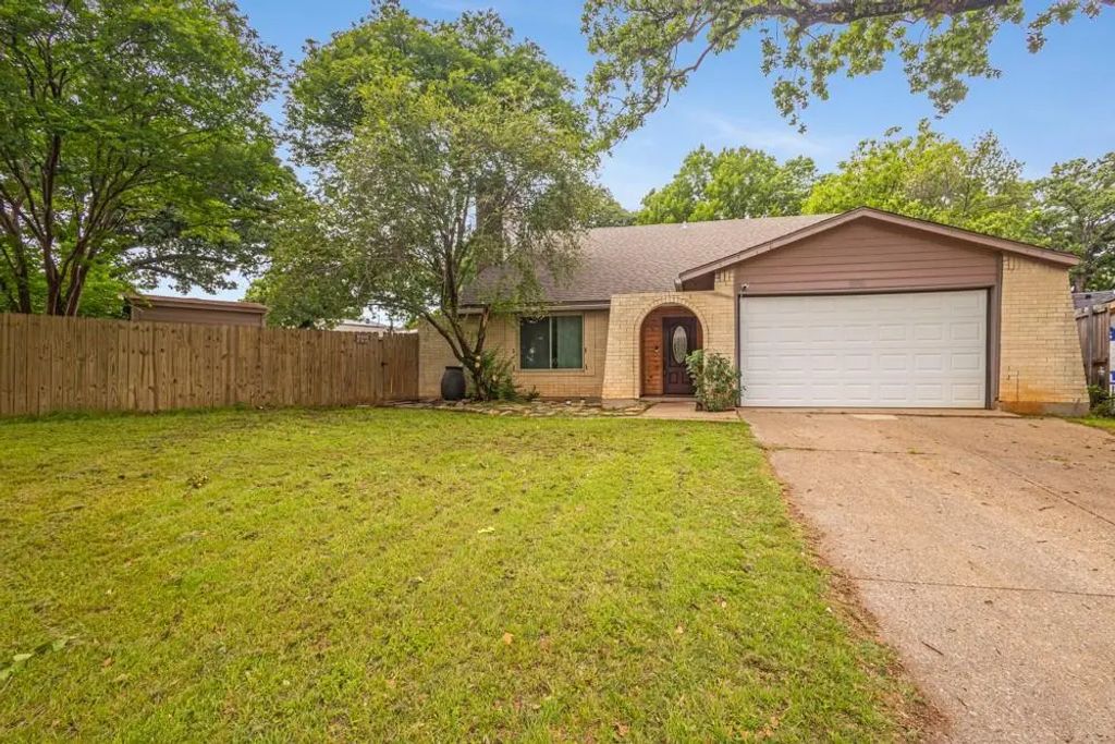 1307 Shady Hollow, Euless