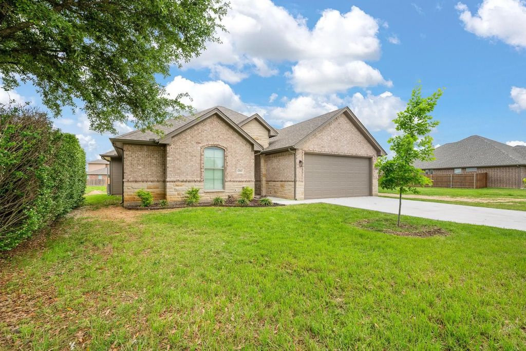 1707 Lakeway Drive, Cleburne