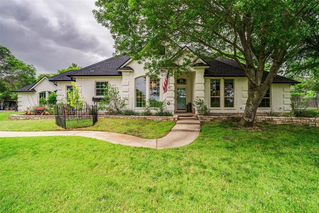 105 Derek Drive, Hudson Oaks