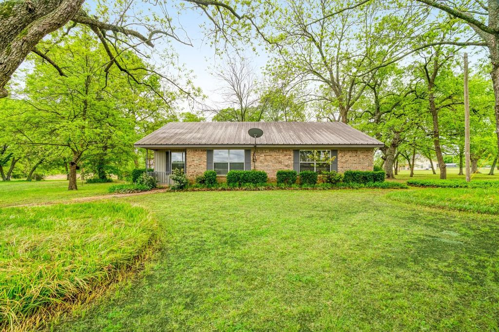 7757 Farm Road 137, Paris