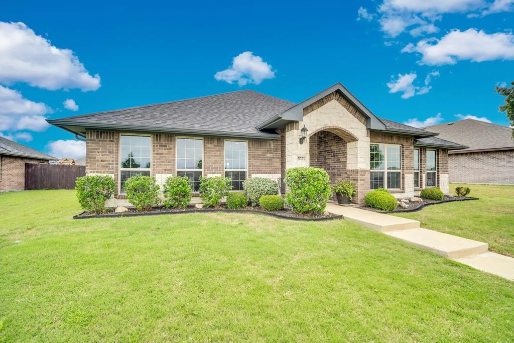 532 Meadowlake Drive, Waxahachie